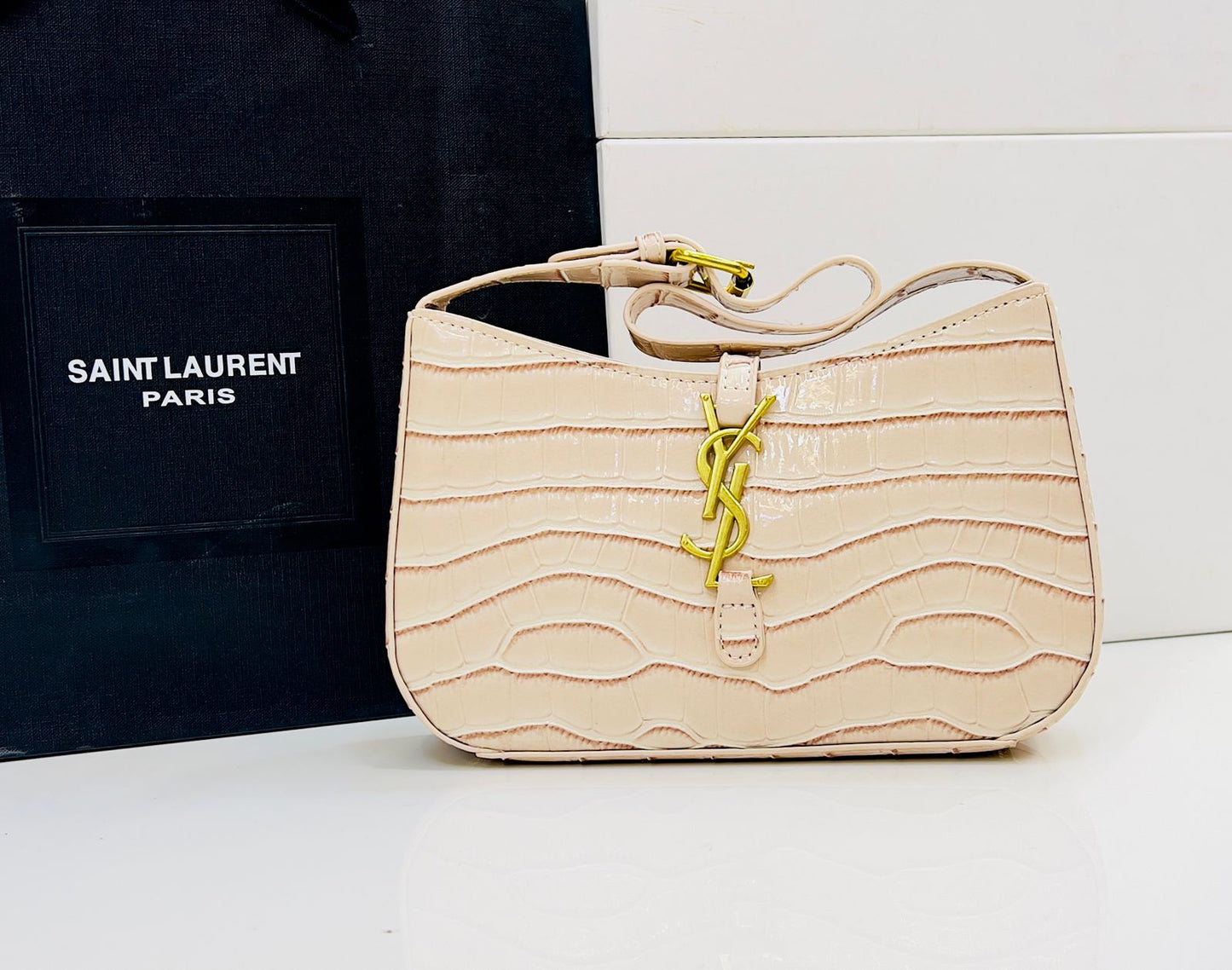 Saint Laurent Le 5 À 7 Hobo Bag