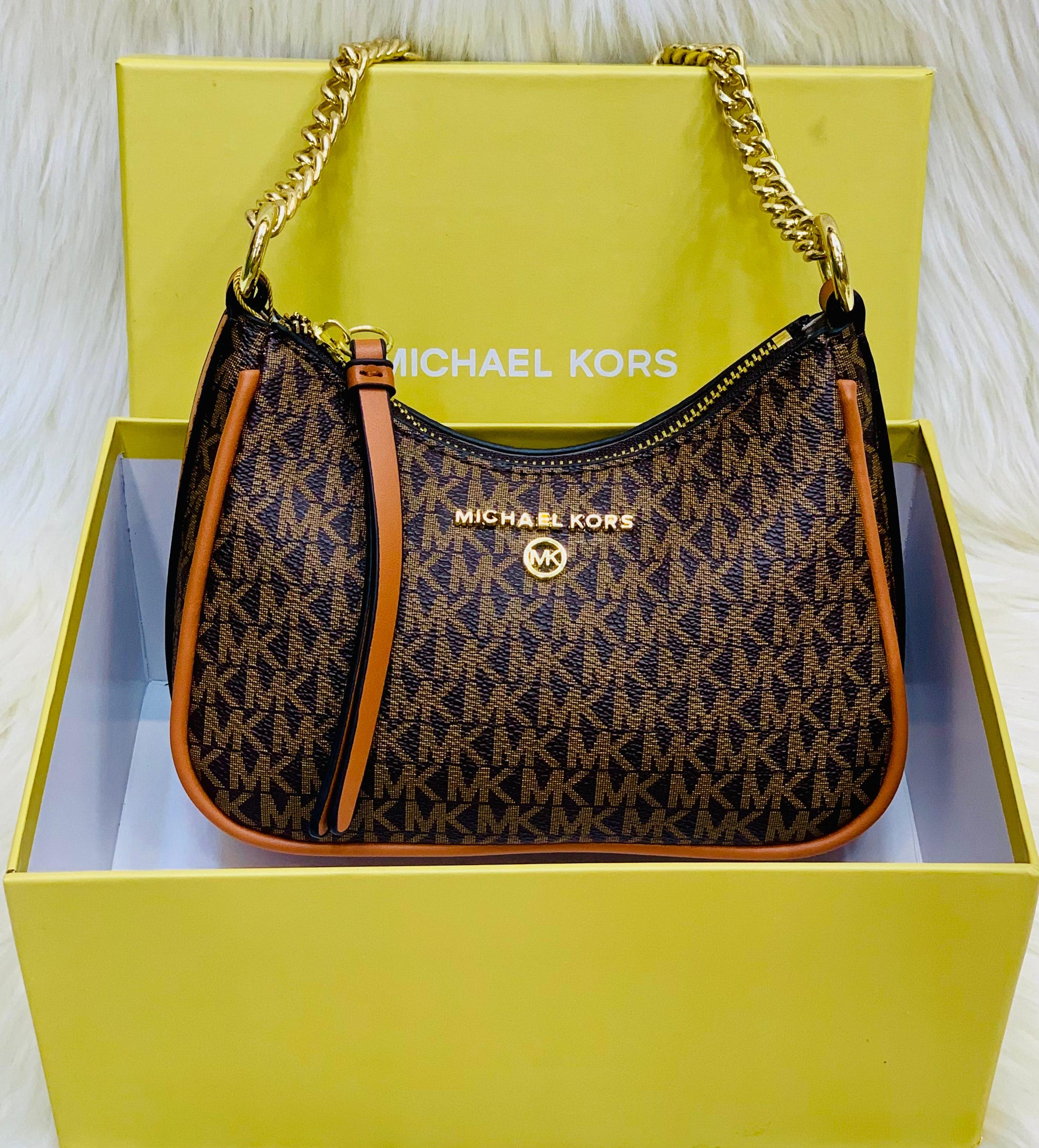 Michael Kors Jet Set Charm Small Logo Pochet Shoulder Bag