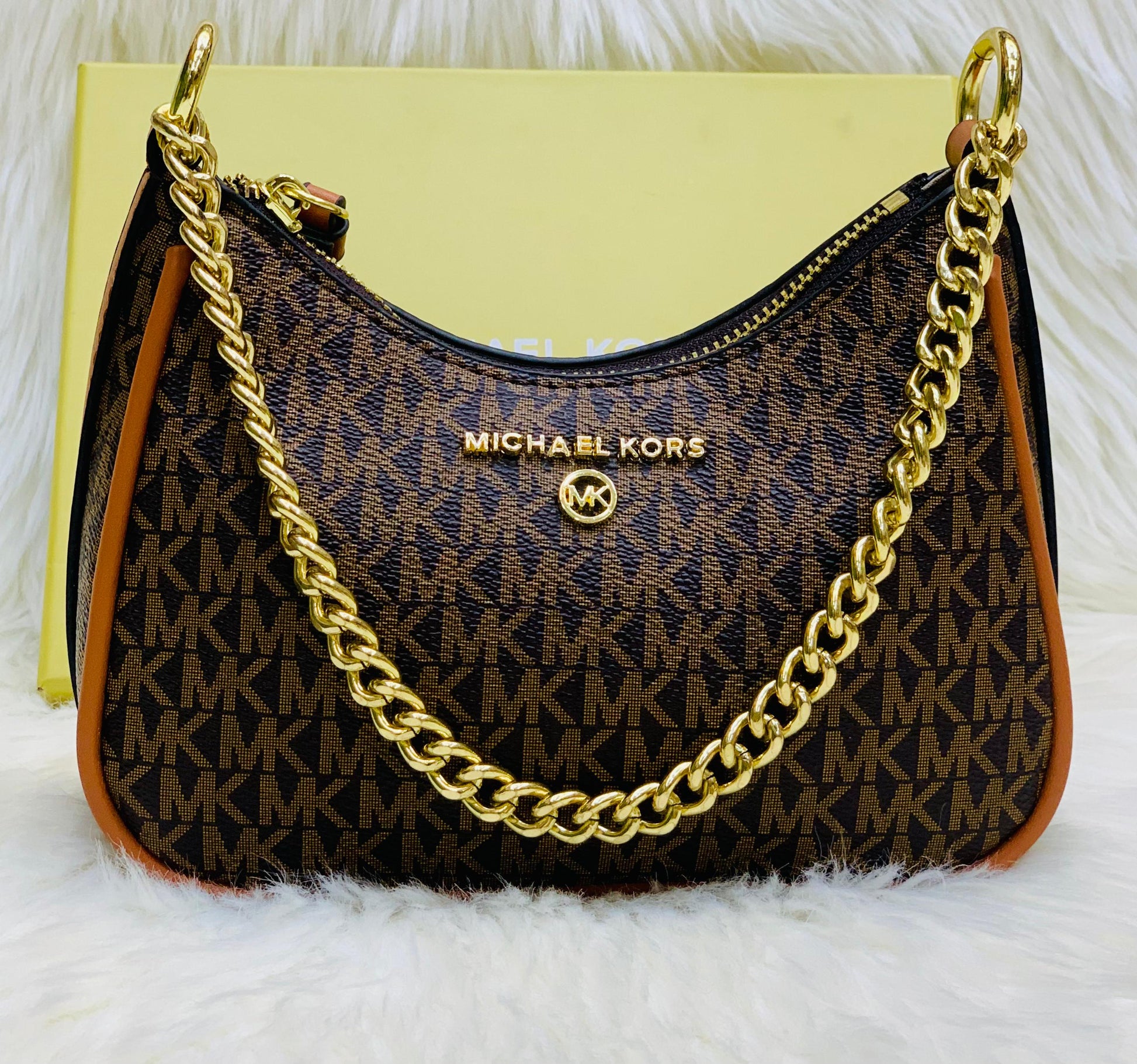 Michael Kors Jet Set Charm Small Logo Pochet Shoulder Bag