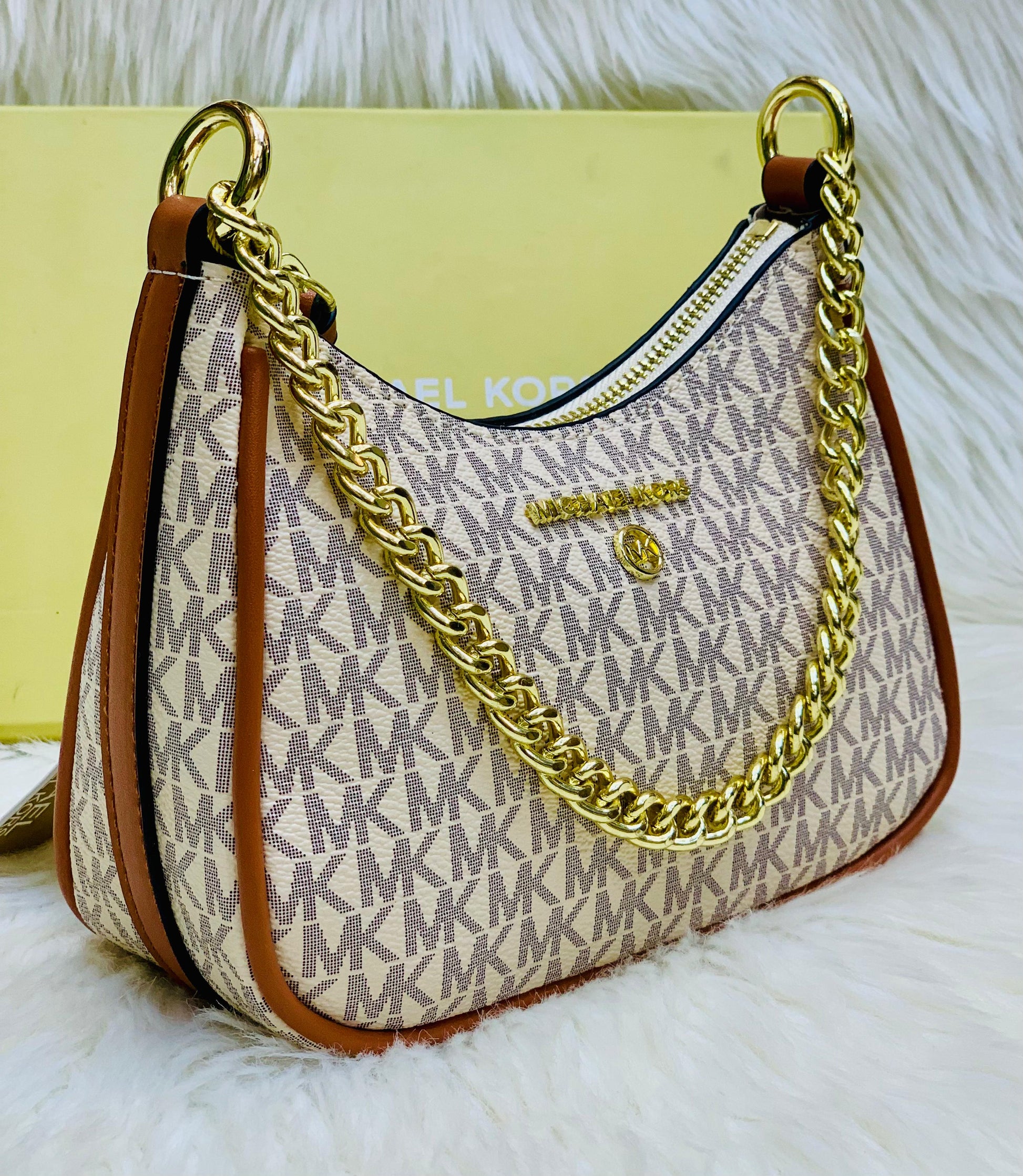 Michael Kors Jet Set Charm Small Logo Pochet Shoulder Bag